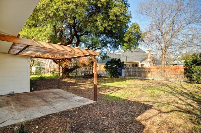 a view of a backyard