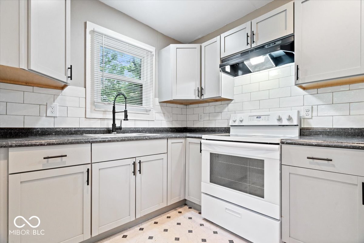 4044 Boulevard Place Indianapolis, IN 46208 - Photo 3 of 34