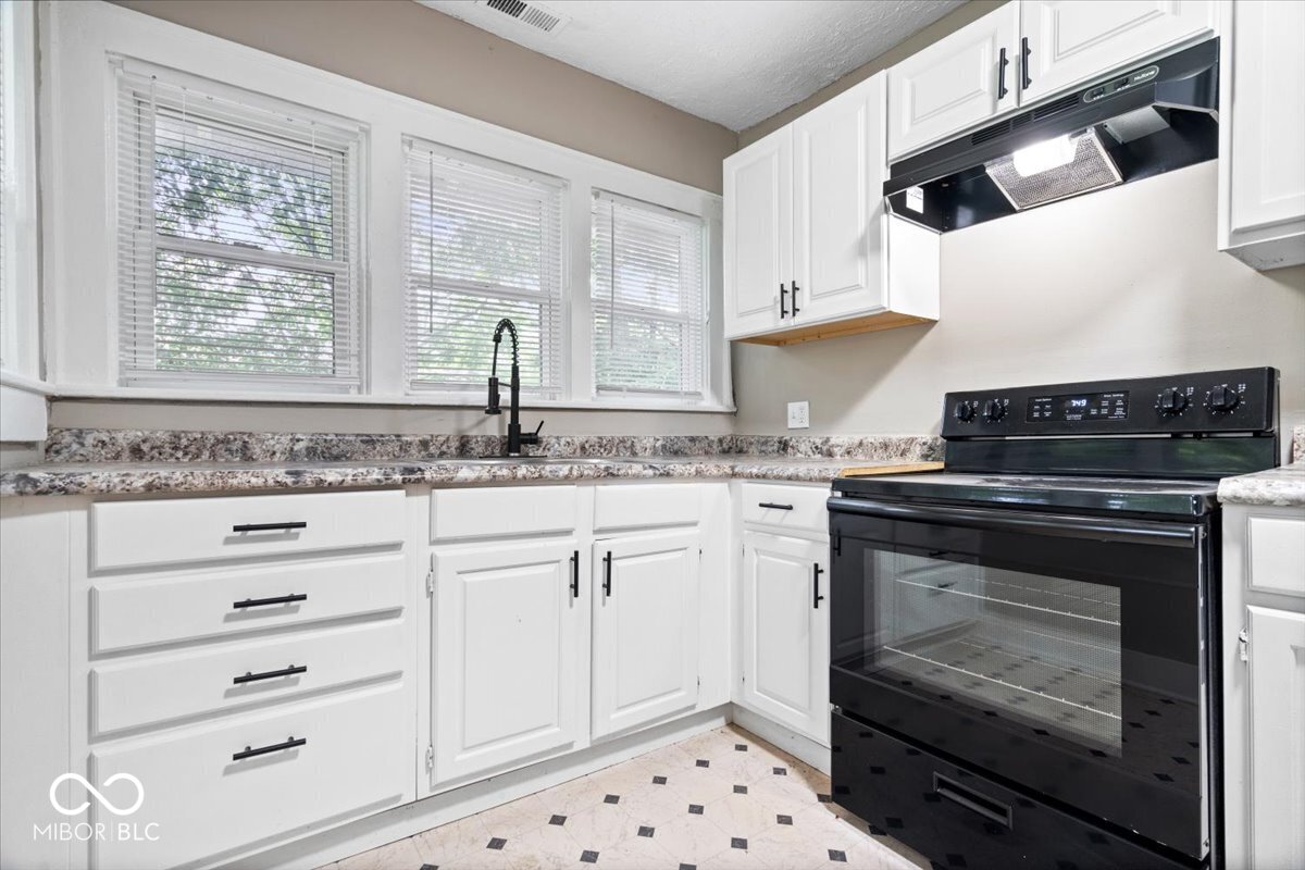 4044 Boulevard Place Indianapolis, IN 46208 - Photo 9 of 34