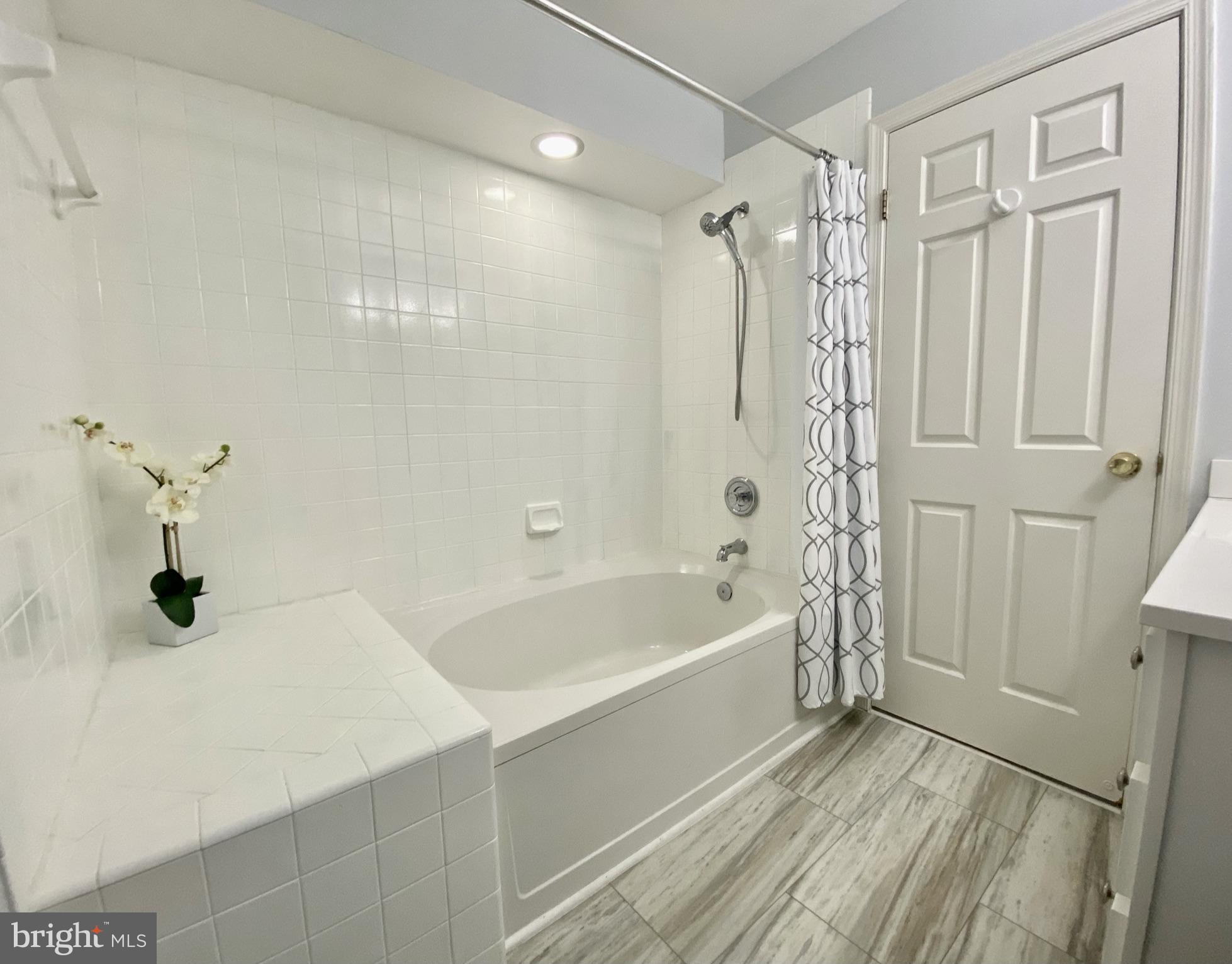 5219 Columbia Road, Unit 662 Columbia, MD 21044 - Photo 22 of 29 Main bath