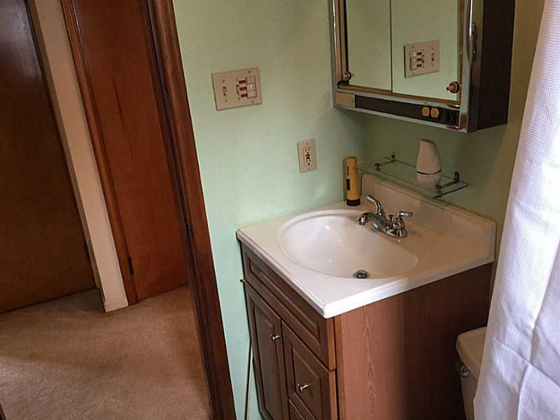 1126 9th Street McKees Rocks, PA 15136 - Photo 11 of 15 Full Bath.
