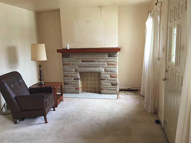 1126 9th Street McKees Rocks, PA 15136 - Photo 3 of 15 Living Room.