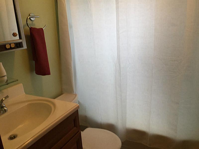 1126 9th Street McKees Rocks, PA 15136 - Photo 10 of 15 Full Bath.