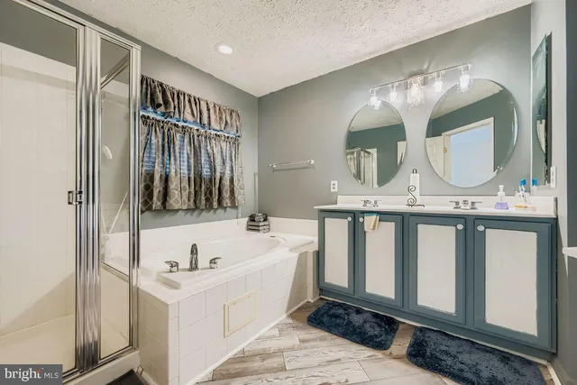 a en suite bathroom with a double vanity sink and a mirror
