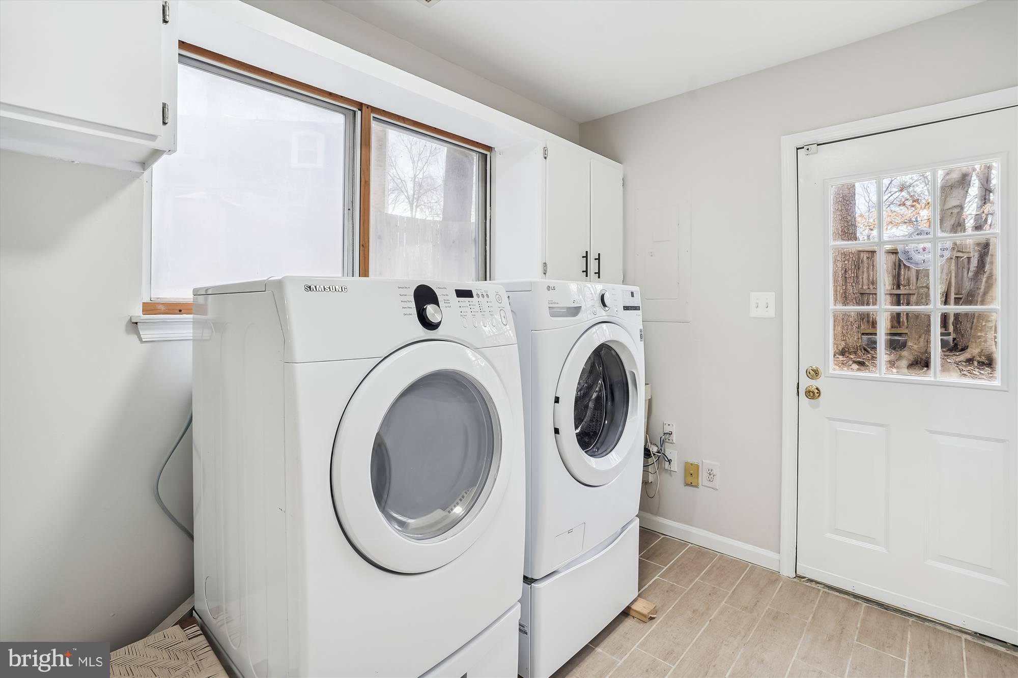 15895 Beaver Dam Road Dumfries, VA 22025 - Photo 11 of 40 Main level laundry/mudroom