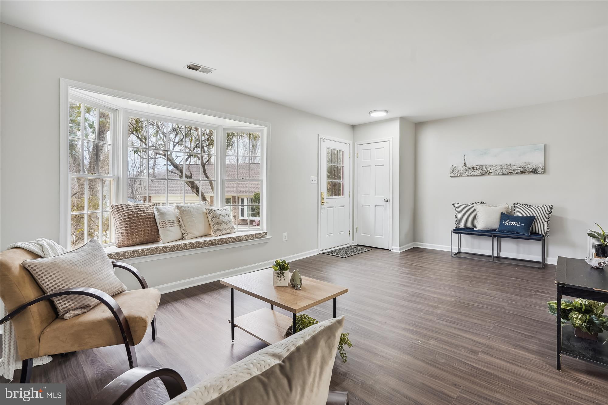 15895 Beaver Dam Road Dumfries, VA 22025 - Photo 3 of 40 Bright and warm welcome!