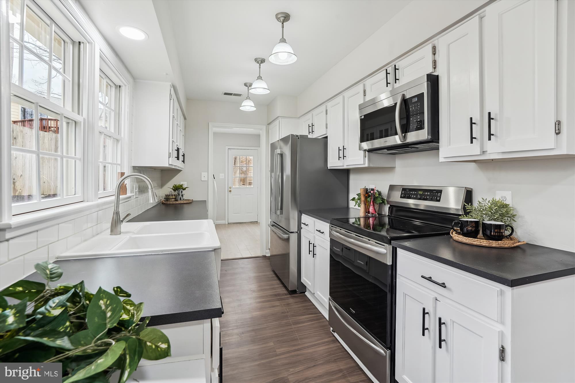 15895 Beaver Dam Road Dumfries, VA 22025 - Photo 6 of 40 Updated galley kitchen