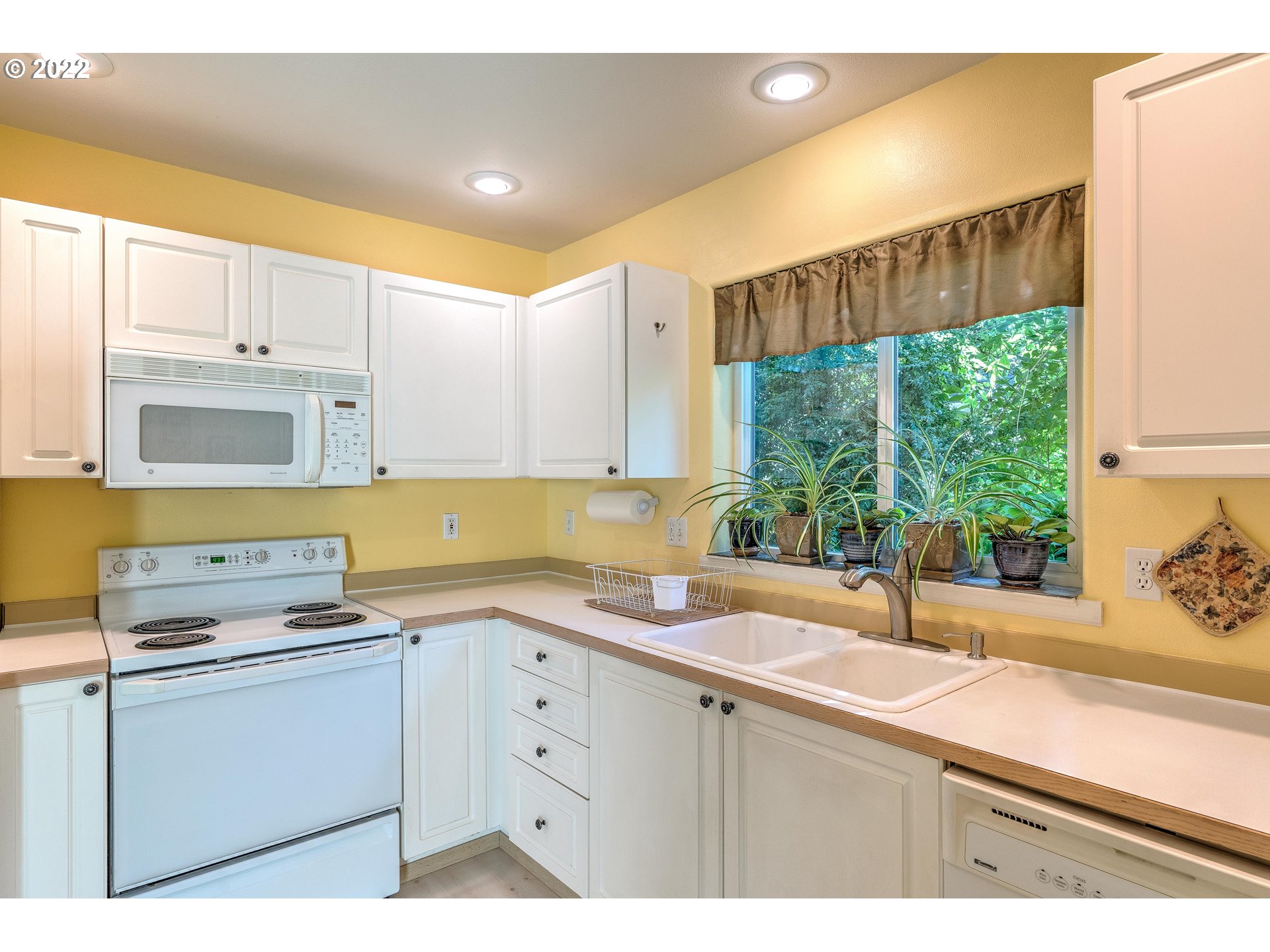 15718 Northwest Rondos Drive Portland, OR 97229 - Photo 9 of 32 Gallery Image 9