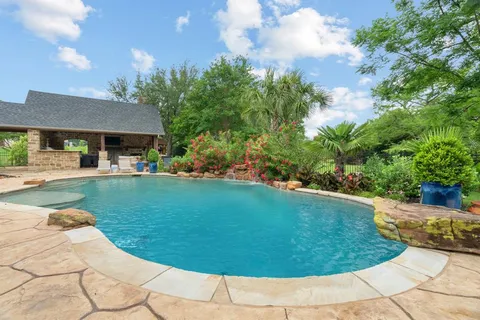 a view of a backyard