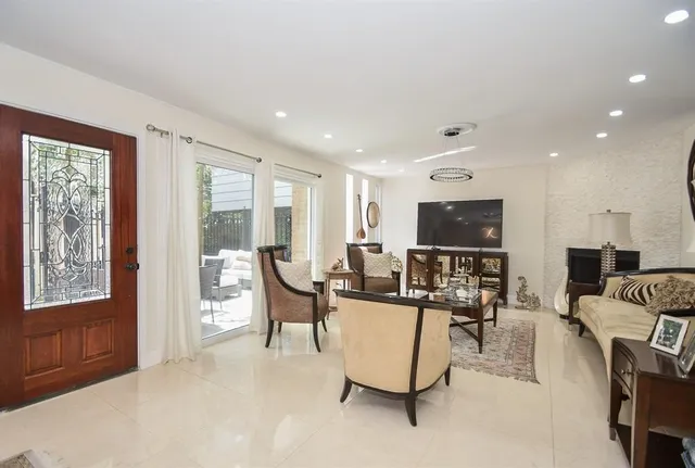 $2,300 | 6304 Riverview Way, Houston, TX 77057