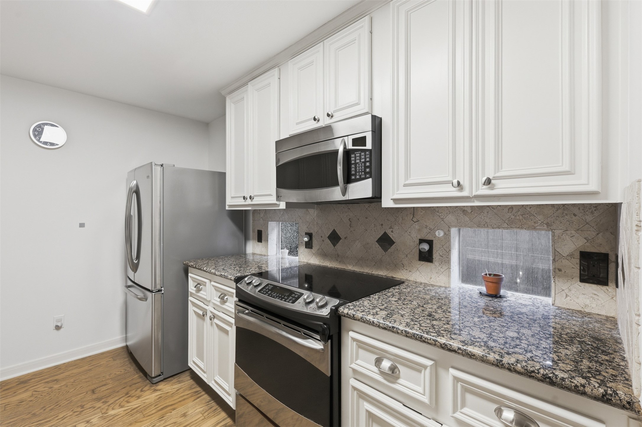 1923 Bailey Street Houston, TX 77006 - Photo 11 of 23