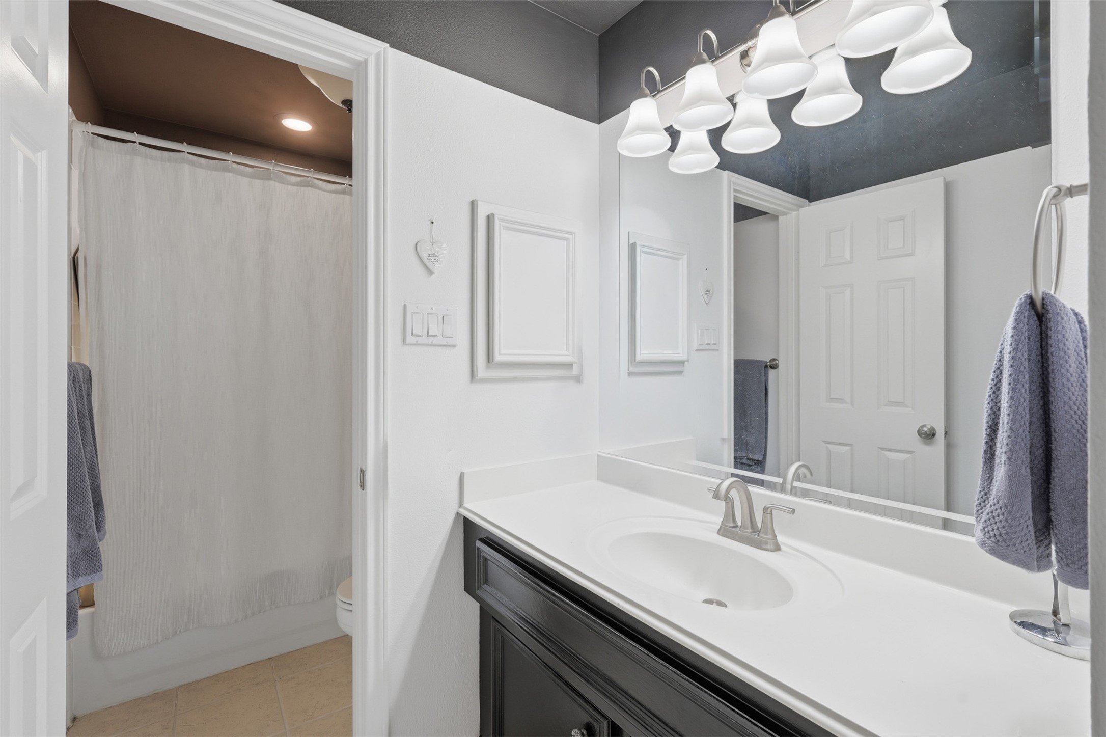 1923 Bailey Street Houston, TX 77006 - Photo 15 of 23 Full bath between the 2 upstairs bedrooms
