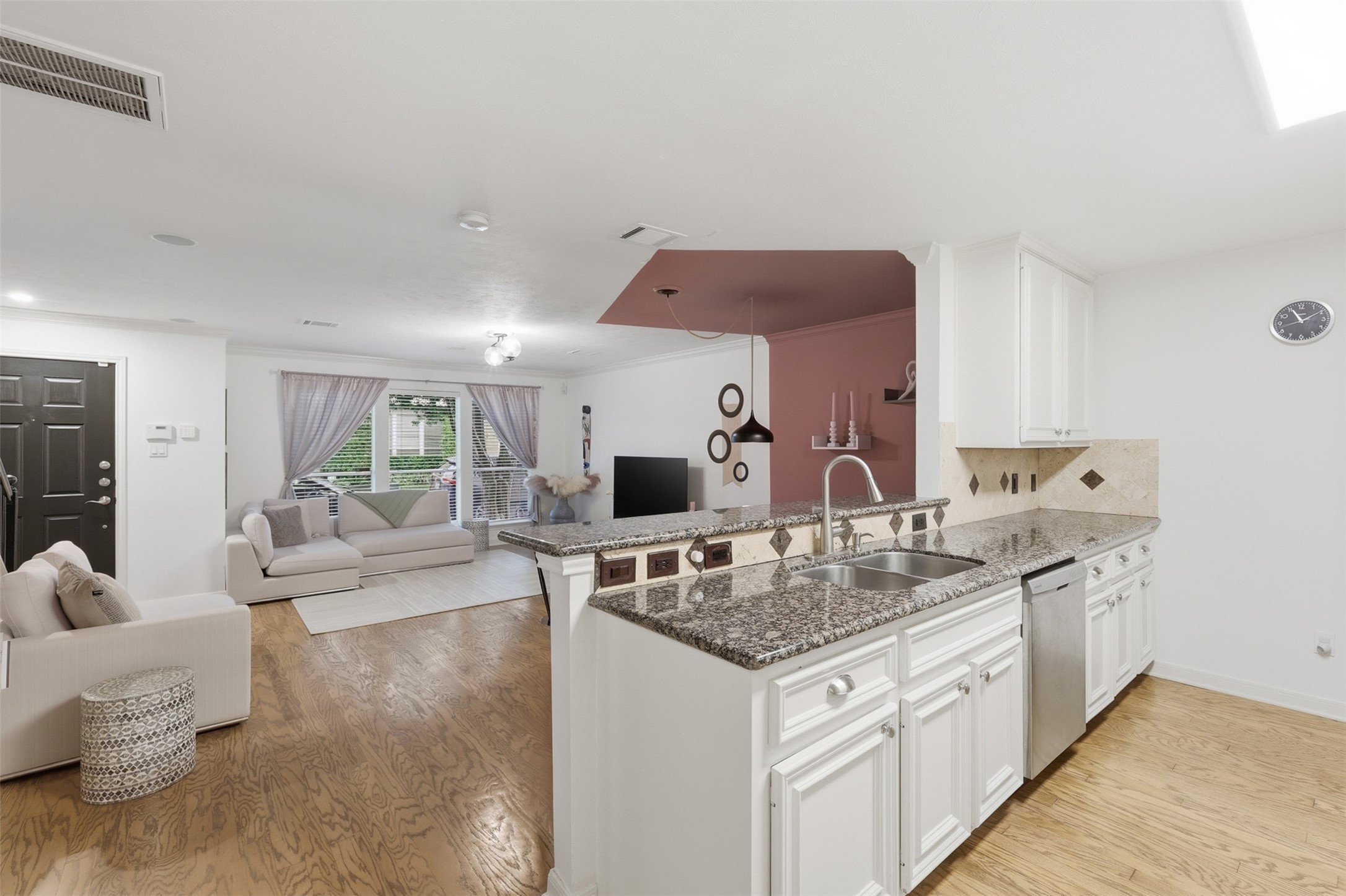 1923 Bailey Street Houston, TX 77006 - Photo 10 of 23