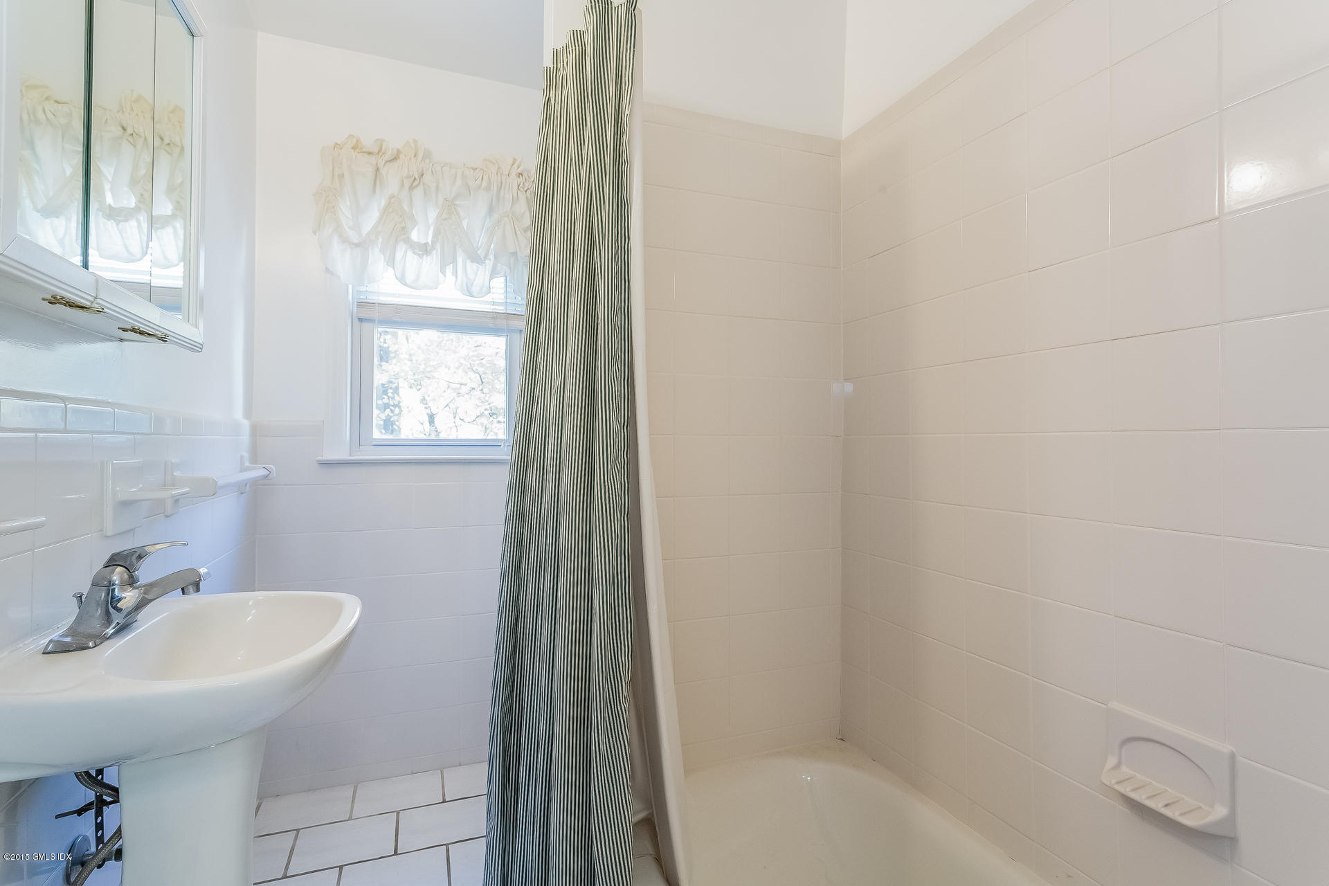 34 Wescott Street Riverside, CT 06878 - Photo 14 of 26 a bathroom with a sink and a bathtub