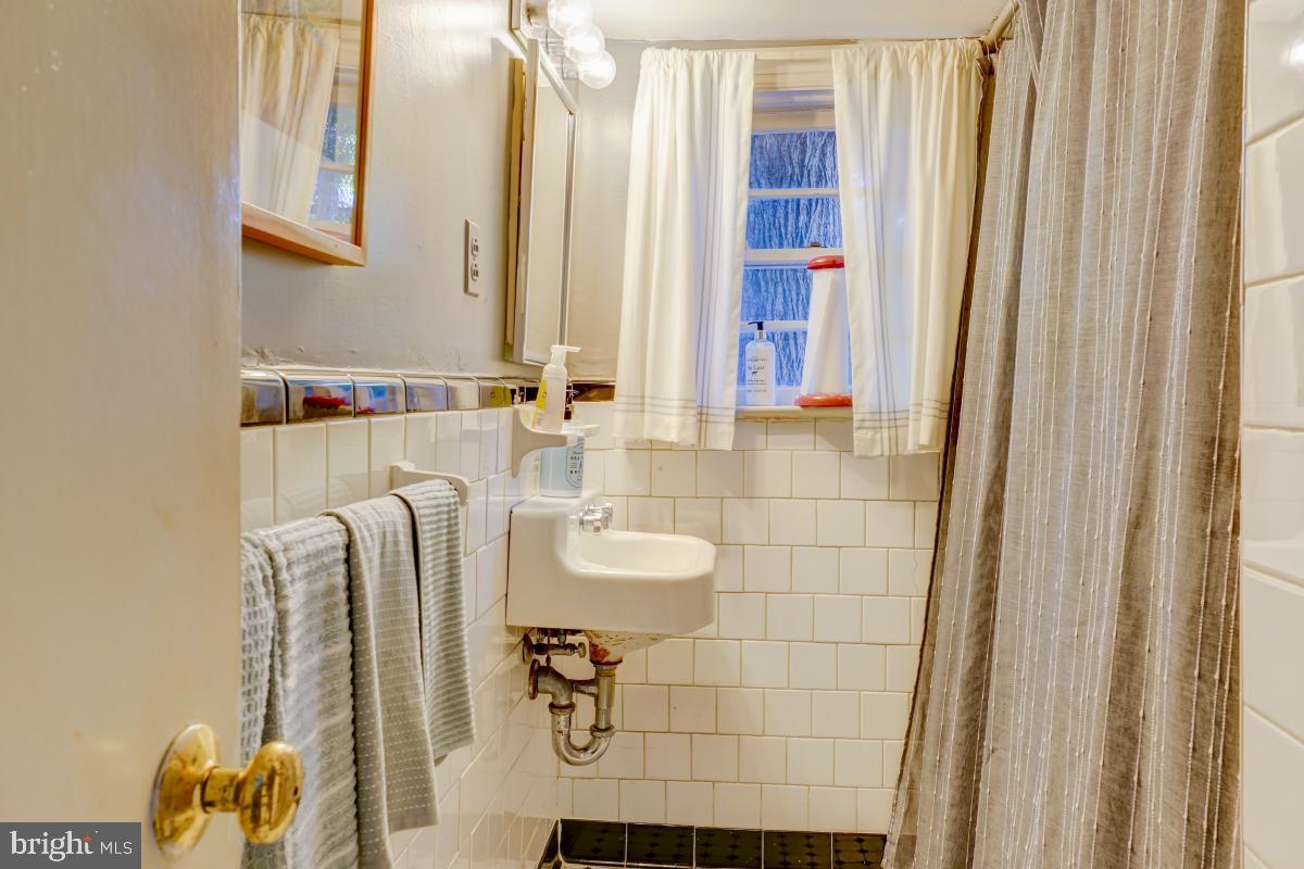 411 East Capitol Street Southeast Washington, DC 20003 - Photo 13 of 26 Main Level Bath