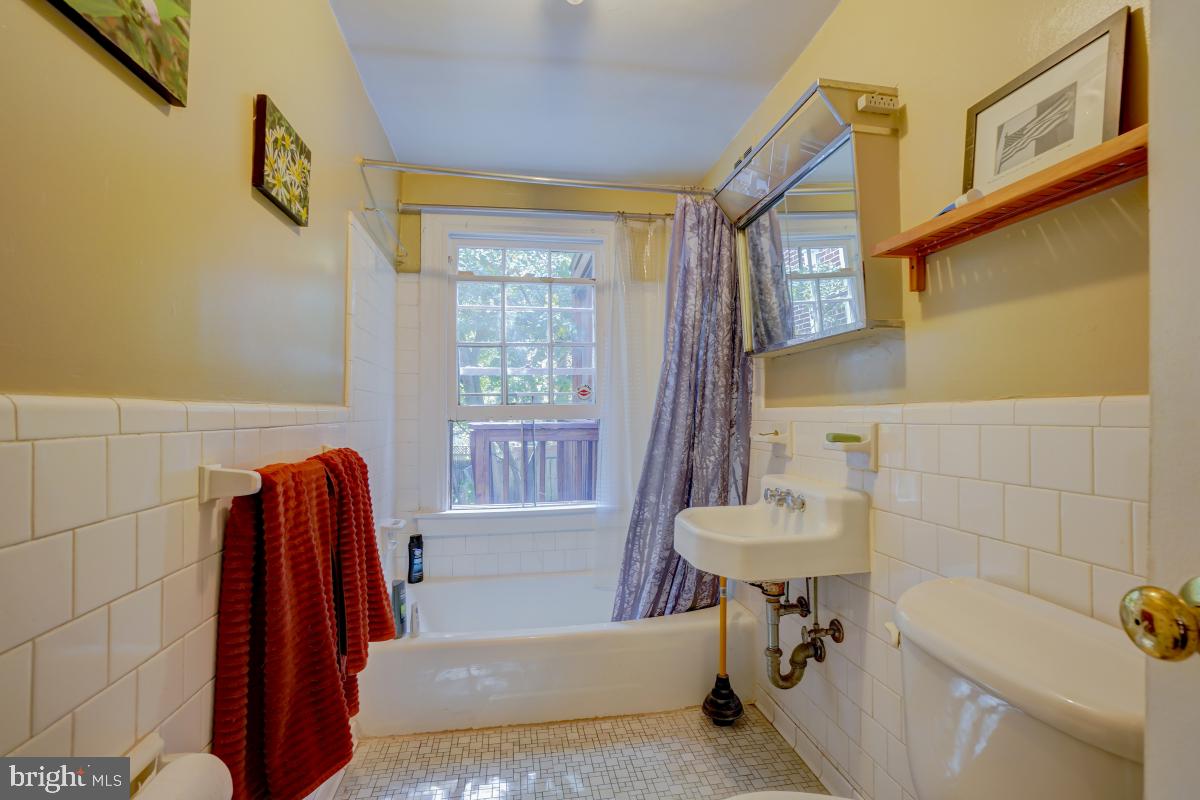 411 East Capitol Street Southeast Washington, DC 20003 - Photo 22 of 26 Second Level Bath
