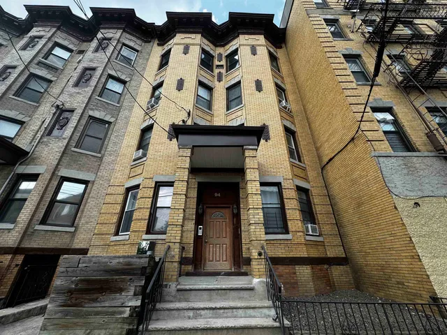$2,000 | 94 North Street, Unit 2S, Jersey City, NJ 07307