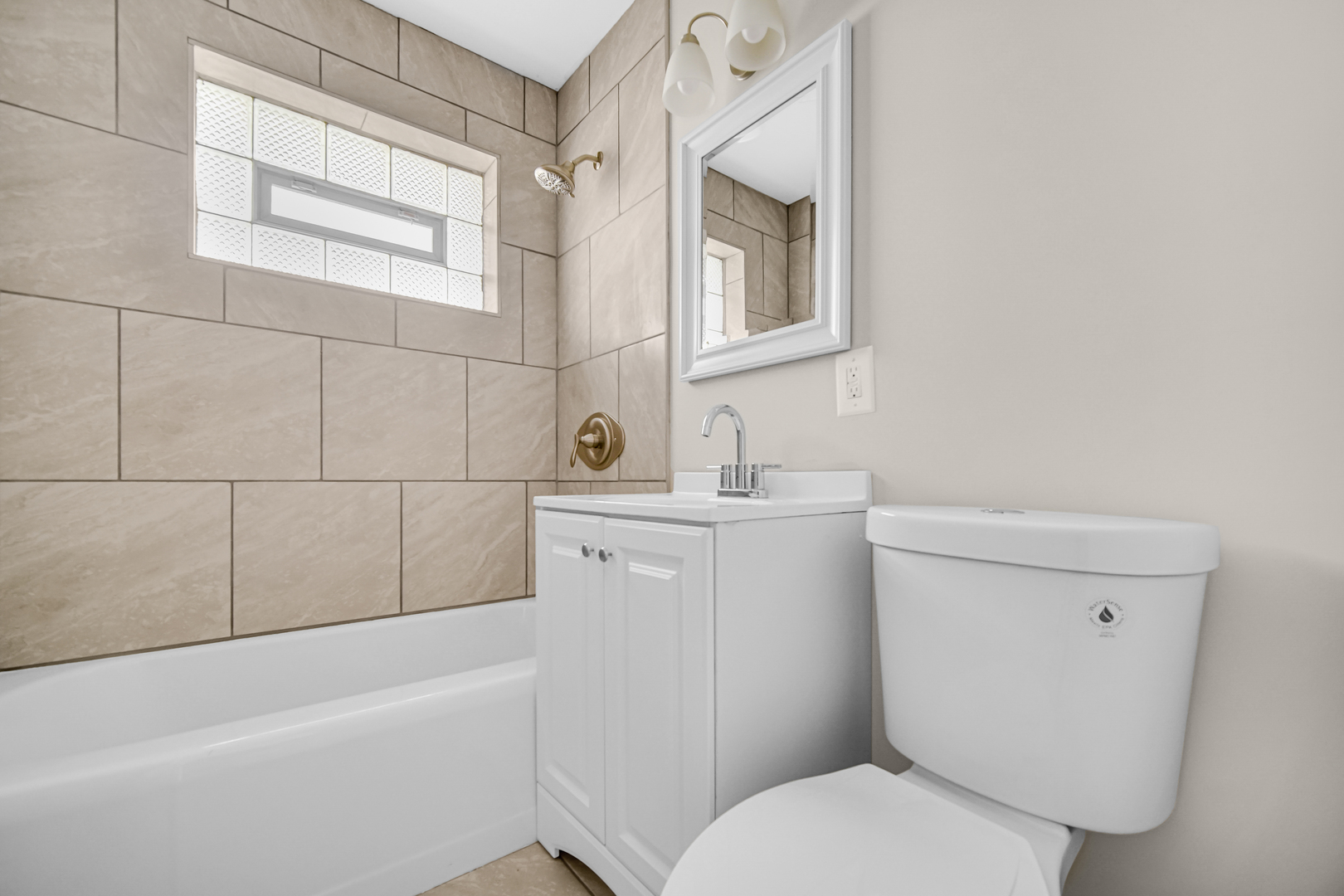 17137 Chicago Avenue Lansing, IL 60438 - Photo 7 of 11 a bathroom with a toilet sink and bathtub
