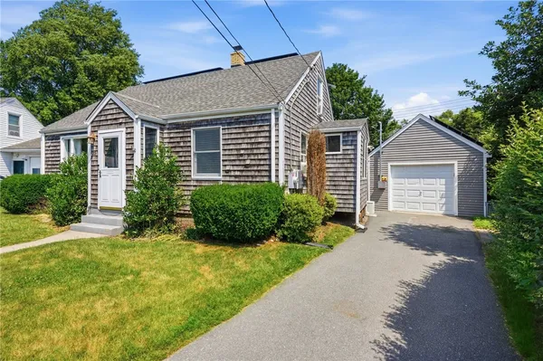 $3,800 | 25 King Road, Middletown, RI 02842