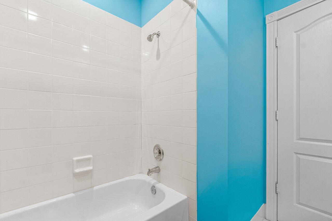 107 Andover Drive Jupiter, FL 33458 - Photo 18 of 26 a bathroom with a bathtub
