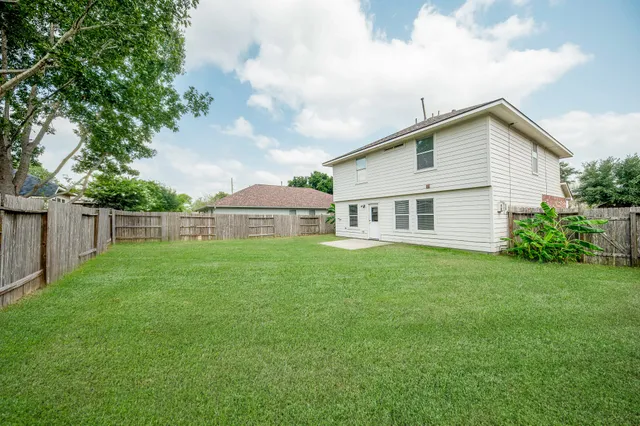 a view of a house with backyard and garden