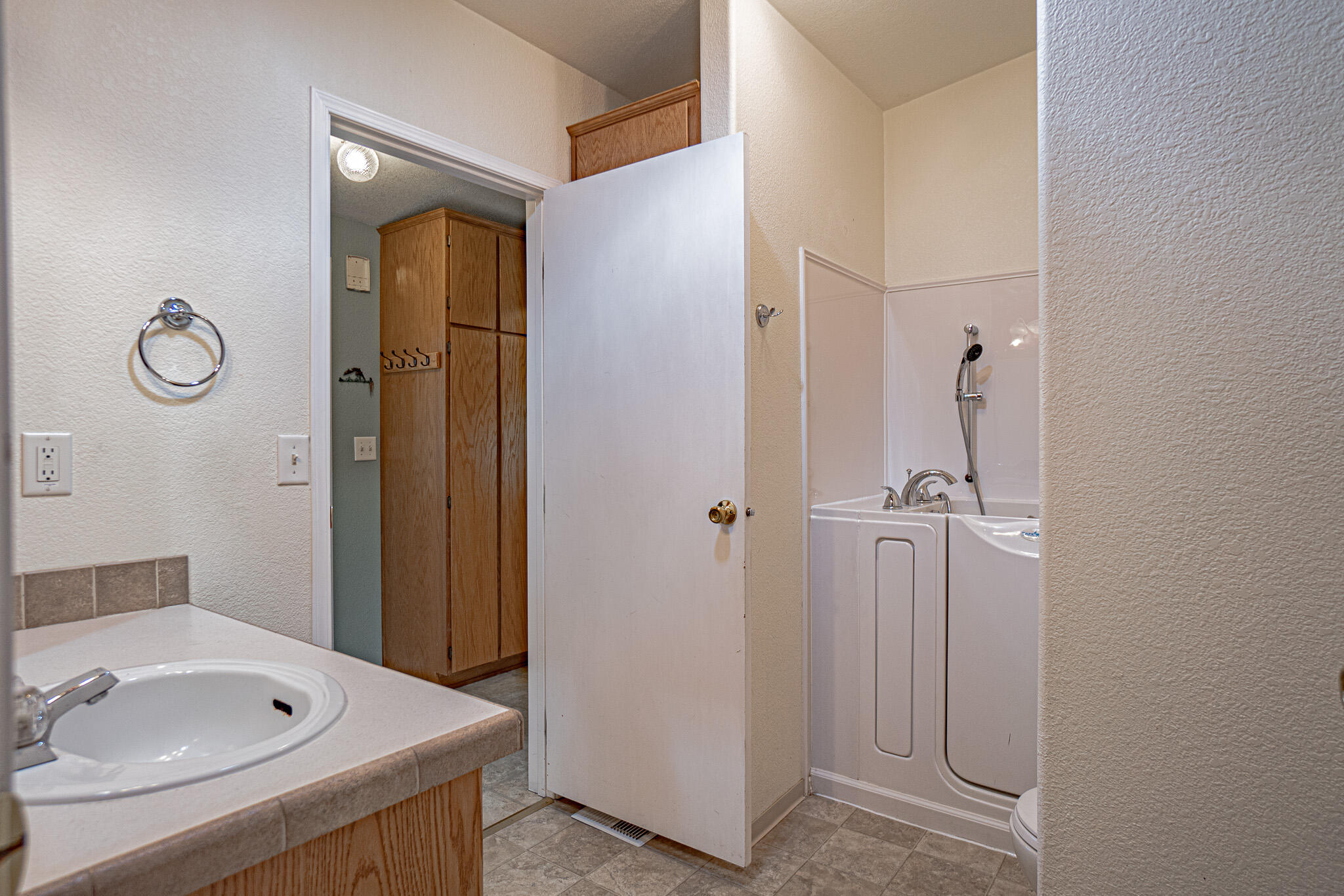 215 Tolman Creek Road, Unit 38 Ashland, OR 97520 - Photo 21 of 32 Guest Bathroom with Walk-In Tub