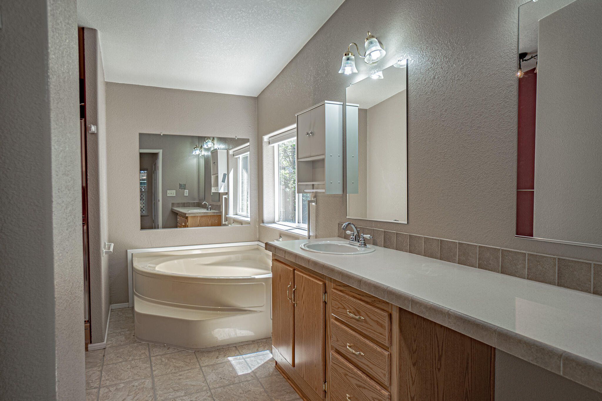 215 Tolman Creek Road, Unit 38 Ashland, OR 97520 - Photo 26 of 32 Primary Bathroom with Soaking Tub