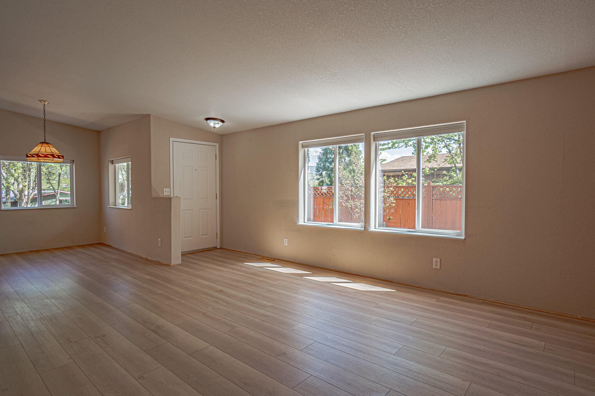 215 Tolman Creek Road, Unit 38 Ashland, OR 97520 - Photo 10 of 32 Airy Vaulted Ceilings