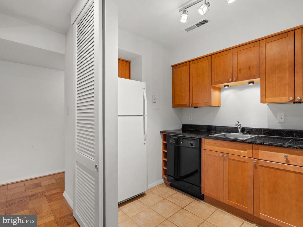 2109 Walsh View Terrace, Unit 12203 Silver Spring, MD 20902 - Photo 14 of 23 Kitchen