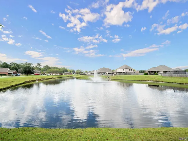 $275,000 | 22490 Bedford Drive, Denham Springs, LA 70726