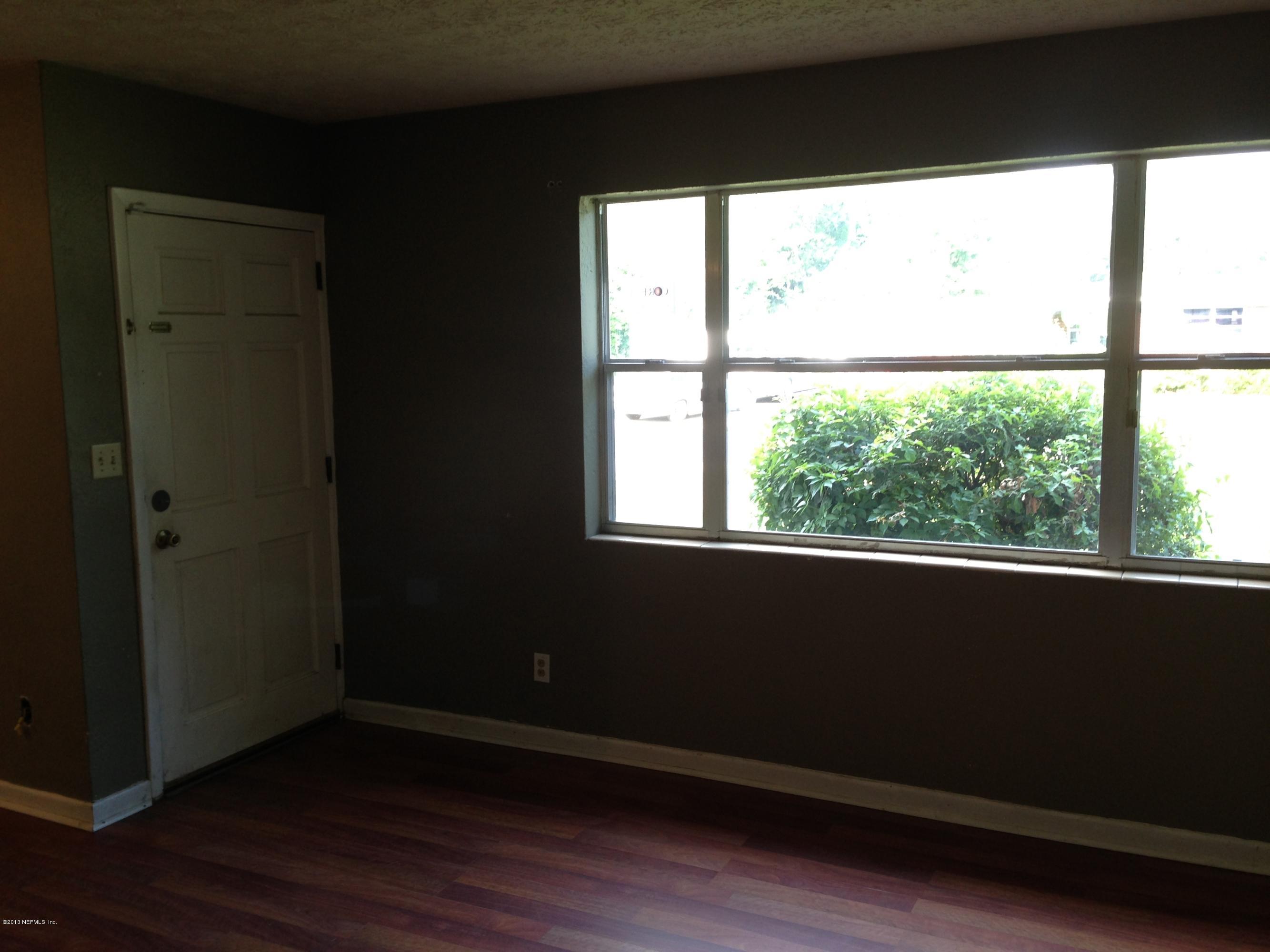 2006 W Road Jacksonville, FL 32216 - Photo 2 of 20 Entrance/ Living Room