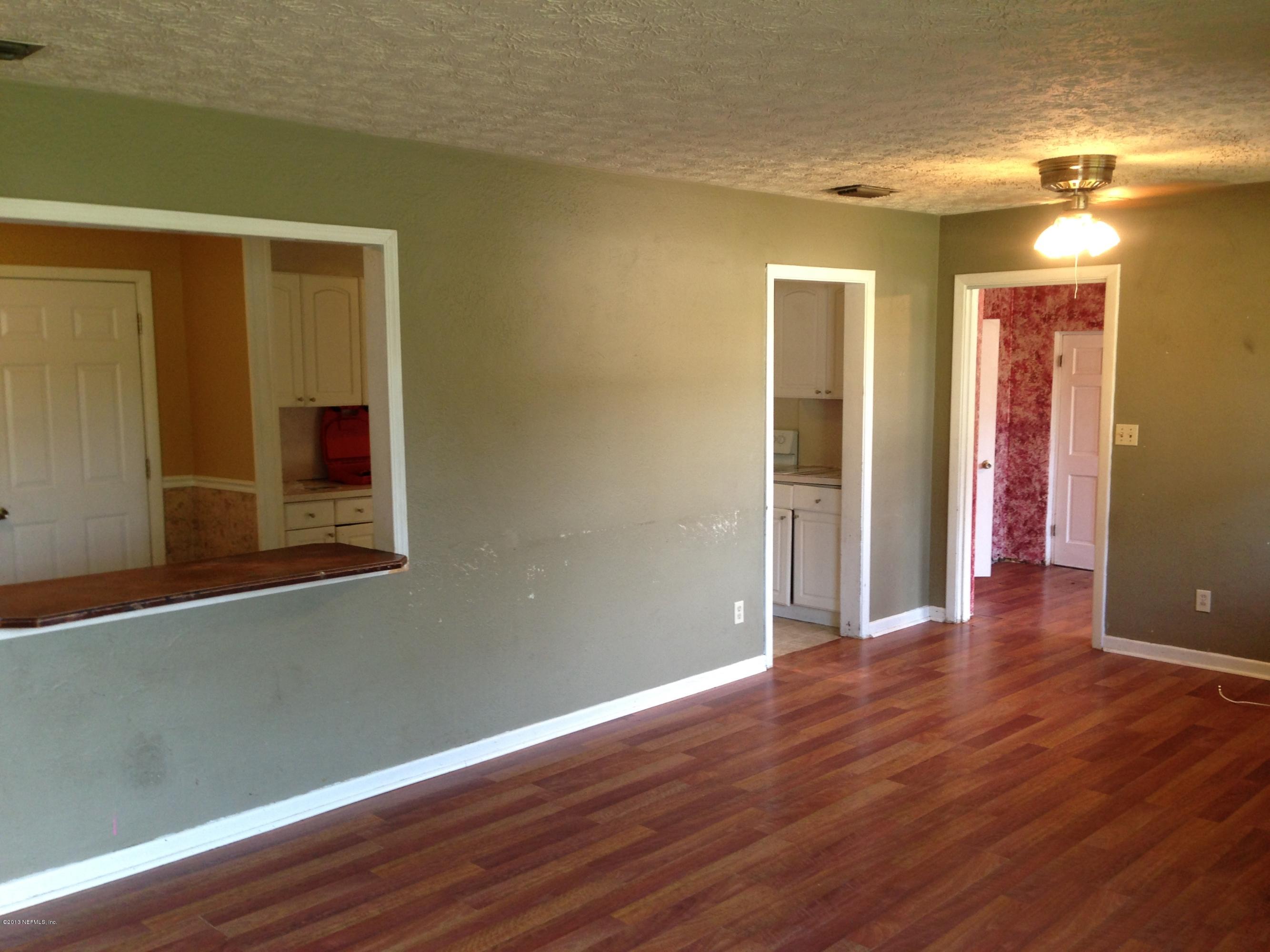 2006 W Road Jacksonville, FL 32216 - Photo 3 of 20 Living Room