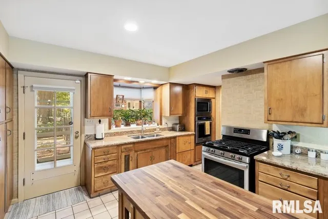 $399,900 | 1570 North Academy Street, Galesburg, IL 61401