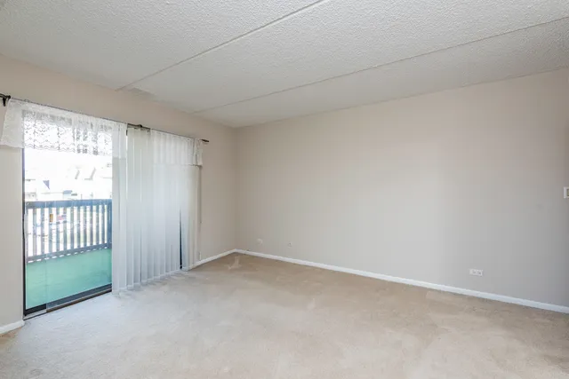 $169,900 | 650 Whitney Court, Unit 203, Gurnee, IL 60031