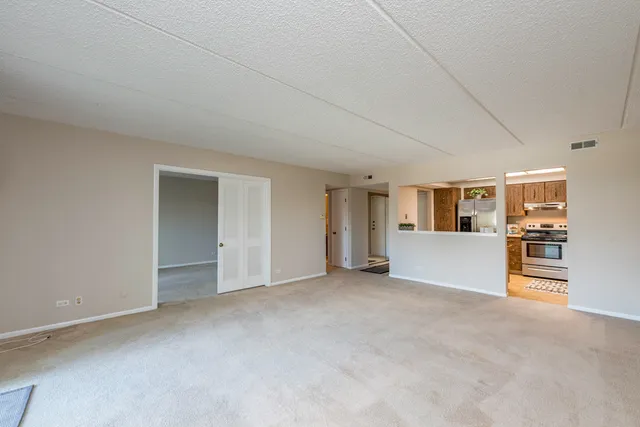 $169,900 | 650 Whitney Court, Unit 203, Gurnee, IL 60031