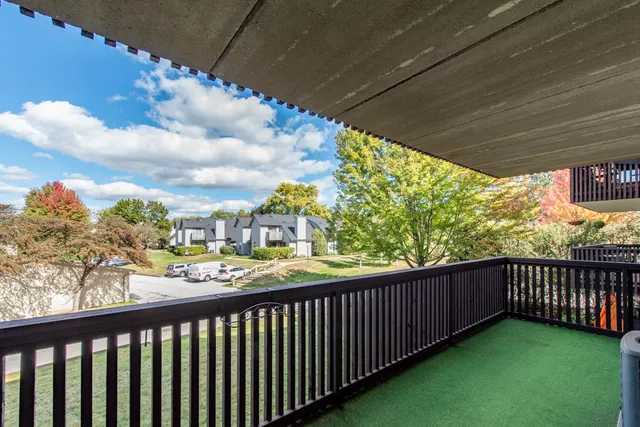 $169,900 | 650 Whitney Court, Unit 203, Gurnee, IL 60031