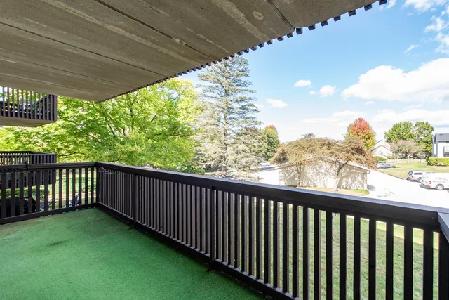 $169,900 | 650 Whitney Court, Unit 203, Gurnee, IL 60031