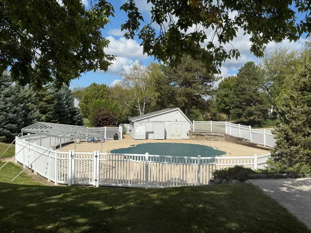 $169,900 | 650 Whitney Court, Unit 203, Gurnee, IL 60031