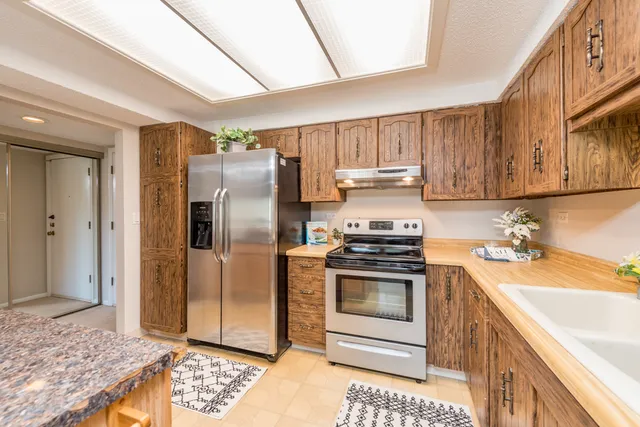 $169,900 | 650 Whitney Court, Unit 203, Gurnee, IL 60031