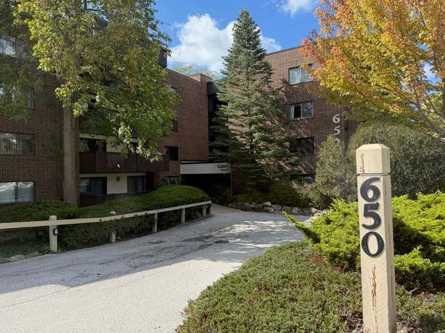 $169,900 | 650 Whitney Court, Unit 203, Gurnee, IL 60031