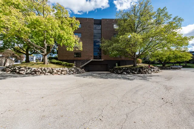 $169,900 | 650 Whitney Court, Unit 203, Gurnee, IL 60031