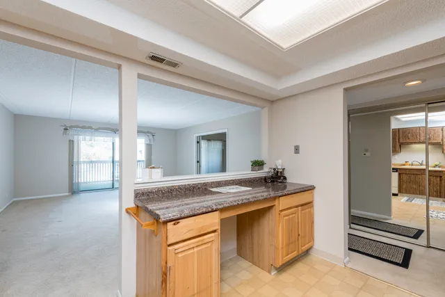 $169,900 | 650 Whitney Court, Unit 203, Gurnee, IL 60031