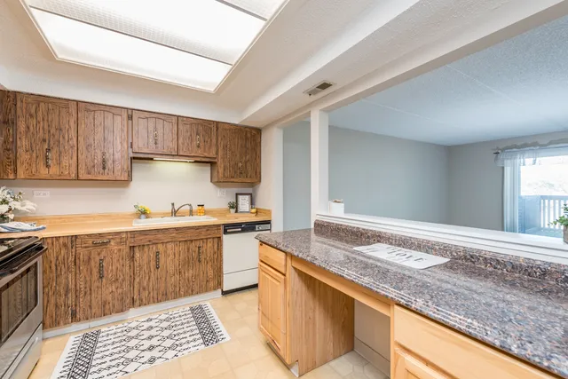 $169,900 | 650 Whitney Court, Unit 203, Gurnee, IL 60031