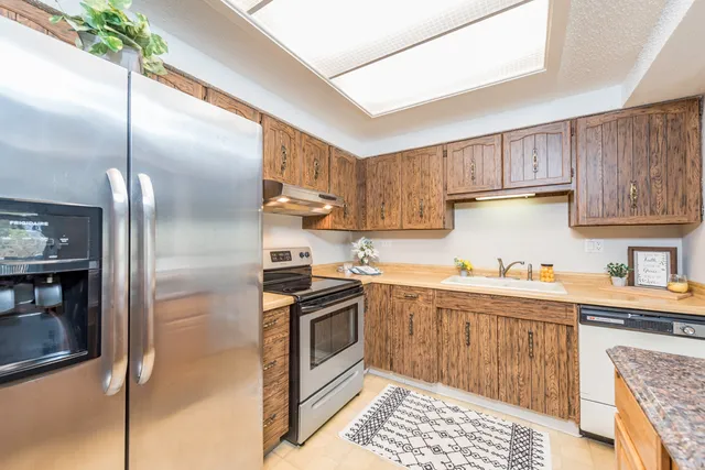 $169,900 | 650 Whitney Court, Unit 203, Gurnee, IL 60031