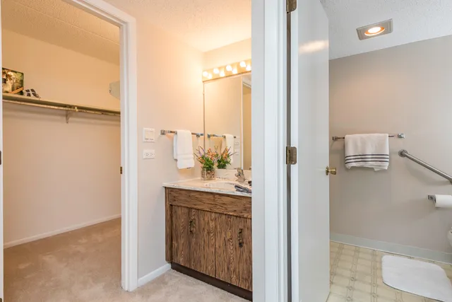 $169,900 | 650 Whitney Court, Unit 203, Gurnee, IL 60031