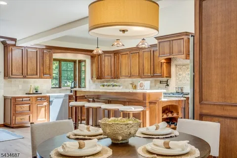 $864,999 | 48 Rainbow Trail, Mountain Lakes, NJ 07046