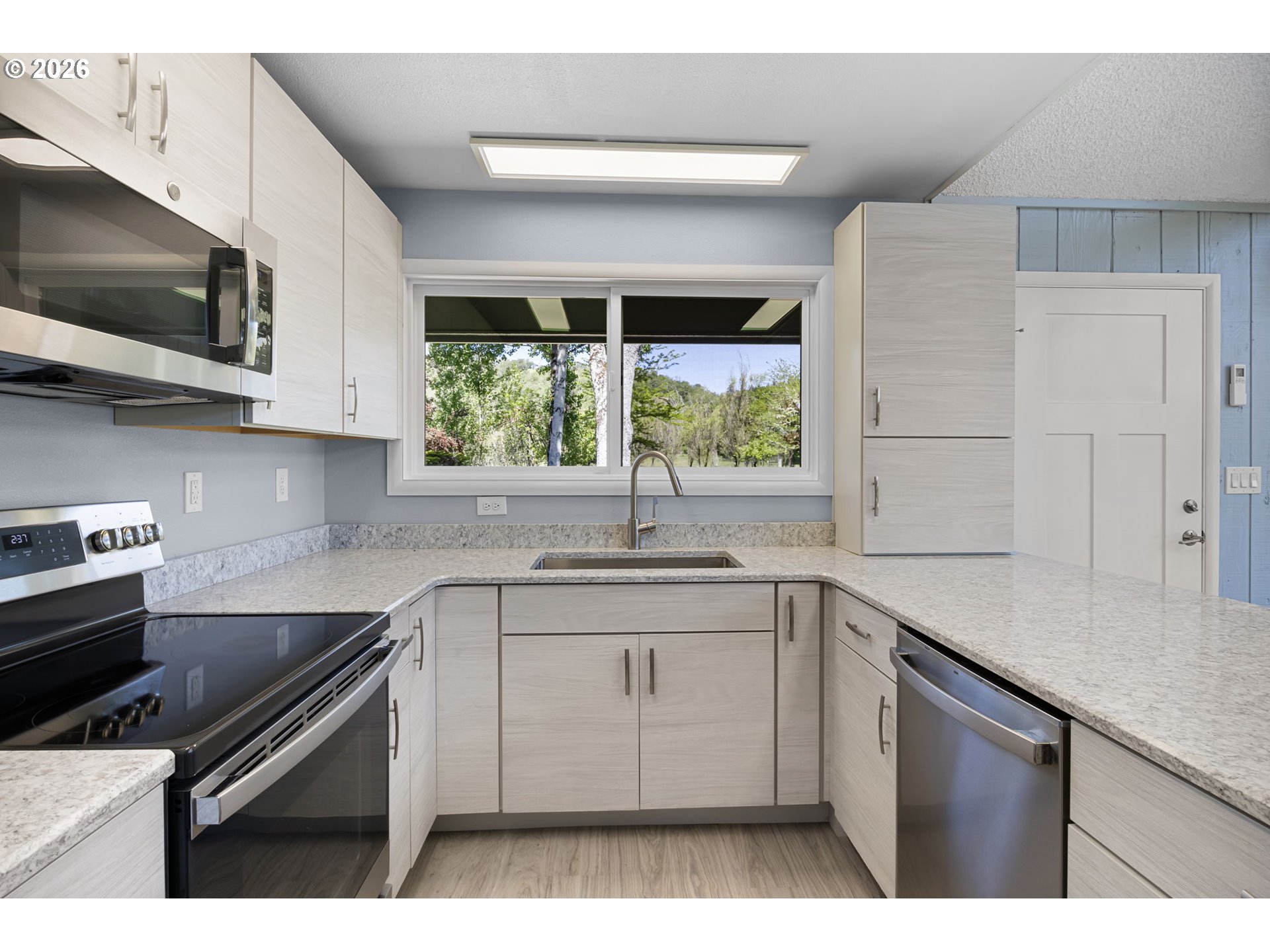 6771 North Bank Road Roseburg, OR 97470 - Photo 14 of 48