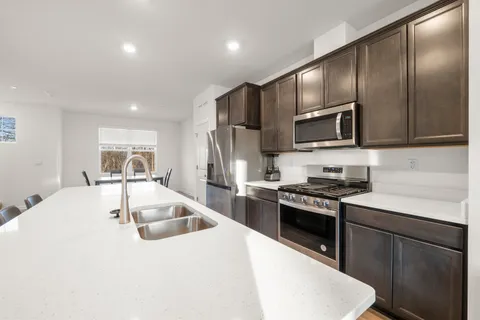 $425,000 | 2031 Sequoia Avenue, Mundelein, IL 60060