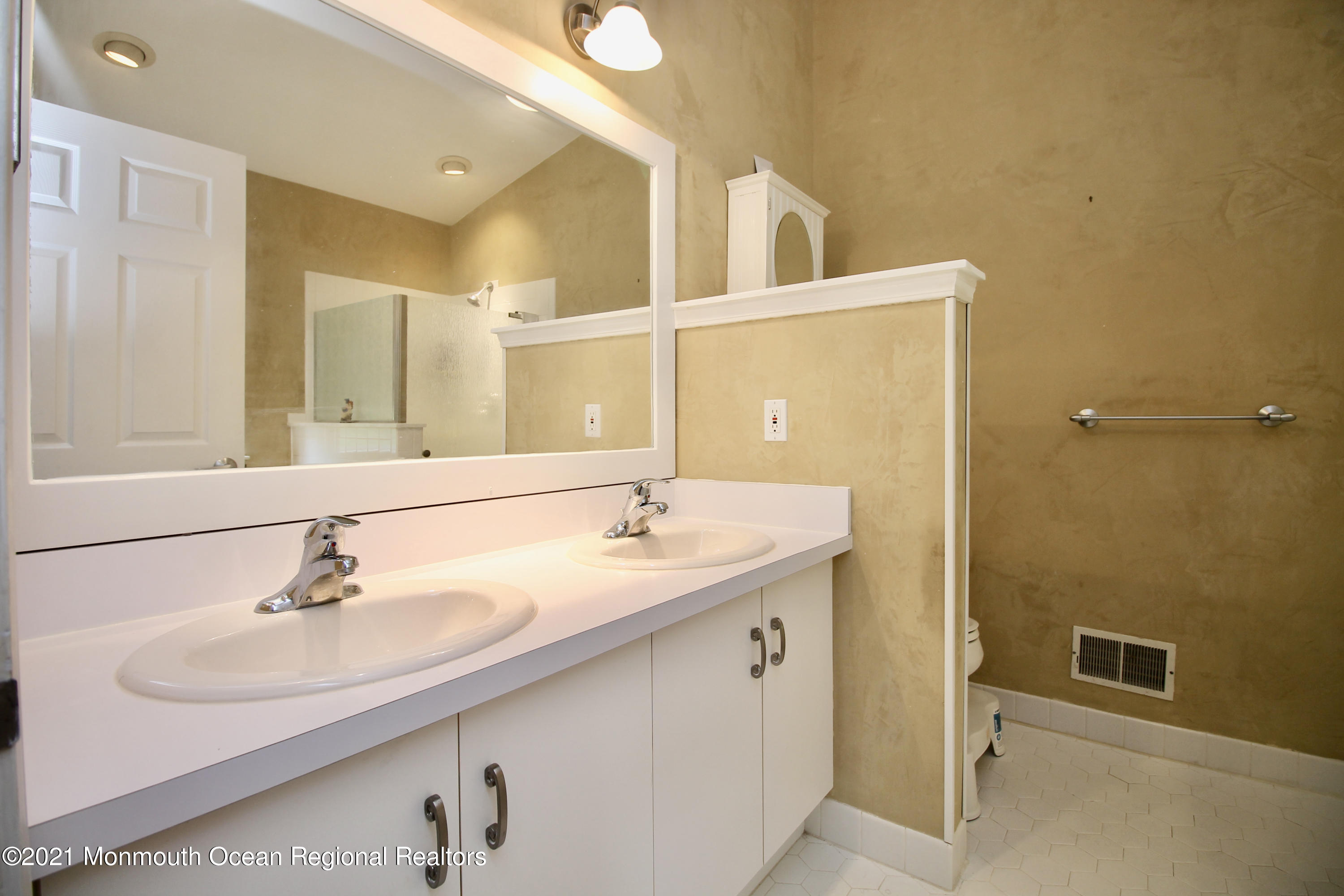 146 Setter Place Freehold, NJ 07728 - Photo 28 of 46 5A6D24DA-4605-425F-9CA2-DBFACF1F218F_1_2