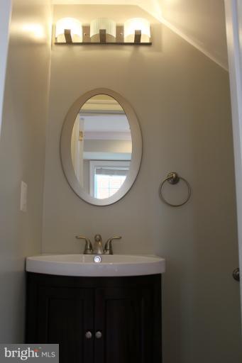 47 East Reed Avenue Alexandria, VA 22305 - Photo 11 of 27 Powder Room
